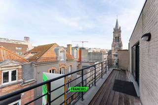 Dit uitzonderlijk ruime appartement is gelegen in de bijzonder rustige residentie “EMMA” en bevindt zich op de vijfde verdieping, bereikbaar via de trappenhal of met de lift. Dankzij de centrale ligging bevindt u zich op wandelafstand van winkels, openbaar vervoer en scholen, en op slechts een boogscheut van de zeedijk en het strand.<br /><br />U betreedt het appartement via een inkomhal met gastentoilet. Deze geeft toegang tot de indrukwekkend ruime en lichtrijke woonkamer, die dankzij de grote raampartijen geniet van een aangename lichtinval. Vanuit de woonkamer heeft u rechtstreeks toegang tot het ruime terras, waar u volop kan genieten van de middag- en avondzon. Aansluitend bevindt zich de volledig ingerichte keuken, die voldoet aan alle hedendaagse comfortnormen. Een praktische berging aan de keuken biedt extra opbergruimte en is voorzien van een aansluiting voor wasmachine.<br /><br />Aan de achterzijde van het appartement bevinden zich twee ruime slaapkamers en een badkamer uitgerust met wastafel, ligbad en douchecabine.<br /><br />Als extra troef beschikt dit appartement over een uitzonderlijk grote privatieve berging in de kelderverdieping, wat het comfort en de functionaliteit nog verder verhoogt.<br /><br /><ul><li></li><li>De foto's waarop meubels zichtbaar zijn, werden virtueel aangepast om de mogelijkheden van de verschillende ruimtes te illustreren.</li><li></li><li><br /><br />Aarzel niet en plan vandaag nog uw bezoek aan dit unieke appartement!<br /><br /></li></ul>