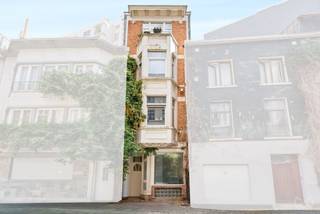 Bruxelles (quartier Dansaert / Sainte-Catherine) - We Invest a le plaisir de vous présenter ce superbe rez-de-chaussée commercial de +/- 43m², à proximité de toutes les commodités du centre-ville (transports, commerces, écoles, restaurants, ...). Le bien est actuellement aménagé en studio et est composé comme suit : un bel espace commercial bénéficiant d’une vitrine assurant visibilité et luminosité naturelle, une cuisine ouverte, une salle de douche et un WC. Ces différents espaces offrent une belle flexibilité d’aménagement selon vos besoins et ouvrent de nouvelles possibilités d’exploitation. Le commerce bénéficie également d'une cave en sous-sol. Petite copropriété avec de faibles charges communes. Obligation locative à respecter. Venez visiter sans plus tarder cet espace qui s'adaptera parfaitement à votre activité ! 02 217 22 91