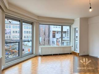 <strong>Dit appartement is beschikbaar vanaf 1 juli 2026! Vroeger bespreekbaar!<br />Vaste kosten: € 100,00 per maand<br />Bewoners parkeren is hier van toepassing.</strong><br /><br />Dit volledig opgefriste appartement biedt een aangename en comfortabele woonomgeving. Het beschikt over twee volwaardige slaapkamers en is centraal gelegen, wat zorgt voor een vlotte bereikbaarheid.<br /><br />Dankzij de uitstekende ligging bevindt u zich op wandelafstand van het centrum van Hasselt, met tal van winkels, horeca en voorzieningen binnen handbereik. Ook het ziekenhuis, het stadspark en het cultureel centrum bevinden zich in de onmiddellijke nabijheid.<br /><br />Deze combinatie van comfort, ruimte en een topligging maakt het appartement ideaal voor wie rustig wil wonen met alles dichtbij.<br /><br />Word jij de nieuwe bewoner van dit prachtig appartement? Surf naar www.vdv-vanderveken.be, kies bij “TE HUUR” voor dit pand en vul de kandidatenfiche in (klik in het gouden balkje op “Ik wil dit pand graag huren!”). Wij contacteren je voor een afspraak!