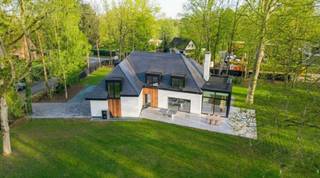 <h2><span>Villa exclusive entièrement rénovée sur un emplacement de choix à s-Gravenwezel (Schilde)</span></h2><p><span>Janssen & Janssen Vastgoed a le plaisir de vous présenter cette </span><span>villa exceptionnelle, entièrement rénovée</span><span>, </span><span>située sur un magnifique terrain d'angle</span><span> dans le quartier résidentiel et recherché de s-Gravenwezel, près du centre de Schilde. La propriété est située dans un </span><span>cul-de-sac tranquille</span><span>, à distance de marche des écoles, des transports publics et des commodités locales - une combinaison idéale de </span><span>tranquillité, d'intimité et d'accessibilité</span><span>.</span></p><h3><span>Architecture & Rénovation Caractère intemporel, confort contemporain</span></h3><p><span>Cette villa a fait l'objet d'une </span><span>rénovation complète et de qualité</span><span>, dans laquelle les éléments authentiques ont été soigneusement préservés et combinés </span><span>avec le luxe contemporain, les techniques modernes et les matériaux de haute qualité</span><span>. Chaque détail a été pensé dans un souci d'esthétique, de durabilité et de confort de vie. Le résultat est un </span><span>ensemble architectural cohérent</span><span> d'un niveau particulièrement élevé.</span></p><h3><span>Aménagement Espace, lumière et qualité de vie</span></h3><p><span>Vous êtes accueilli dans un </span><span>hall d'entrée élégant</span><span> avec un vestiaire et des toilettes pour les invités. A côté se trouve une </span><span>pièce polyvalente</span><span>, parfaite pour servir de bureau, de salle de télévision ou de coin salon supplémentaire, ainsi qu'une </span><span>salle à manger accueillante</span><span>.</span></p><p><span>L </span><span>'espace de vie spacieux</span><span> jouit d'une vue ouverte sur le jardin et s'intègre parfaitement dans l'impressionnante </span><span>cuisine</span><span>, logée dans une élégante extension en verre. Équipée d'</span><span>appareils électroménagers de haute qualité</span><span>, cette cuisine </span><span> est le cœur battant de la maison, avec une forte connexion entre l'intérieur et l'extérieur, idéale pour ceux qui aiment vivre de manière accueillante et confortable.</span></p><p><span>Plus loin au rez-de-chaussée :</span></p><ul><li><span>Double garage intérieur</span></li><li><span>Local de rangement pratique</span></li></ul><h3><span>Premier étage Authentique et raffiné</span></h3><p><span>L'élégant escalier en acier mène au premier étage, où </span><span>quatre chambres de taille normale</span><span> sont logées sous les structures de toit de caractère.</span></p><p><span>La chambre principale</span><span> constitue une véritable suite privée avec un espace pour un dressing, une </span><span>luxueuse salle de bains attenante</span><span> et une vue apaisante sur le jardin.</span></p><p><span>En outre, cet étage comprend</span></p><ul><li><span>Une chambre avec salle de douche attenante</span></li><li><span>Deux chambres spacieuses supplémentaires</span></li><li><span>Une deuxième salle de bains avec douche à l'italienne et double lavabo</span></li><li><span>Toilettes séparées</span></li><li><span>Buanderie pratique avec armoires encastrées</span></li></ul><h3><span>Espace extérieur Paix et intimité</span></h3><p><span>Le </span><span>jardin magnifiquement aménagé</span><span>, entouré d'arbres matures, offre un maximum d'intimité et constitue une </span><span>oasis de verdure et de tranquillité</span><span>. </span><span> La spacieuse terrasse ensoleillée est idéale pour la détente et les moments conviviaux avec la famille et les amis.<br />Pour ceux qui veulent un luxe supplémentaire, il y a la </span><span>possibilité d'installer une piscine chauffée</span><span>, parfaitement adaptée au caractère exclusif de la propriété.</span></p><h3><span>Les avantages en un coup d'œil :</span></h3><ul><li><span>Rénovation complète et de qualité</span></li><li><span>Vente sous droits d'enregistrement</span></li><li><span>Label EPC A : exonération de la taxe foncière pendant 5 ans</span></li><li><span>Chauffage par le sol au rez-de-chaussée</span></li><li><span>Grandes fenêtres avec une incidence optimale de la lumière</span></li><li><span>Finitions et personnalisation de haute qualité</span></li><li><span>Ping-pong extérieur (été & hiver)</span></li></ul><p><span>Cette villa représente une </span><span>opportunité exceptionnelle</span><span> pour ceux qui recherchent </span><span>une maison luxueuse, clé en main</span><span>, dans un emplacement de premier choix.<br />Contactez </span><span>Janssen & Janssen Vastgoed</span><span> pour une </span><span>visite discrète et exclusive</span><span>.</span></p>