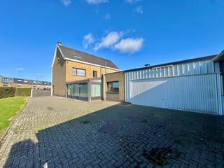 Op een zeer rustige en gegeerde ligging in Ertvelde vind je deze halfopen woning op een mooi perceel van 626 m². Dankzij de bouwvrije zone naast het pand geniet je van blijvende rust, privacy en een vrij uitzicht – een echte zeldzaamheid in de buurt.<br /><br />De woning bevindt zich in oorspronkelijke staat, maar heeft een solide structuur met betonnen gewelven, deels dubbele beglazing. Met de plaatsing van een nieuwe cv-ketel op aardgas en extra dakisolatie kan het EPC-attest aanzienlijk verbeteren, wat de woning energiezuiniger maakt.<br /><br />Er zijn drie slaapkamers waarvan 2 zeer ruime en de ruime tweede verdieping waar nog extra kamers gecreëerd kunnen worden. Verder is er een onderhoudsvriendelijke tuin, een praktische oprit en verschillende garages/overdekte staanplaatsen. Bovendien ligt het recreatiecentrum De Hoge Wal op wandelafstand, ideaal voor ontspanning en vrije tijd.<br /><br />Een woning met veel potentieel, op een unieke rustige locatie waar niet meer mag worden bijgebouwd – perfect voor wie op zoek is naar ruimte, rust en toekomstwaarde.<br /><br />Indeling: Inkomhal, dubbele leefruimte, keuken, apart toilet, bijkeuken met kasten, multifunctionele ruimte (bv. bureauruimte) en dubbele inpandige garage.<br />1ste verdieping: nachthal, 3 slaapkamers en de badkamer met toilet en bad/douche combinatie.<br />+ de ruime opbergzolder met eventueel mogelijkheden. <br /><br />Meer info of een bezoek? Stuur gerust een e-mail naar hallo@wijsvastgoed.be, dan bellen wij u op voor een WIJS bezoek !