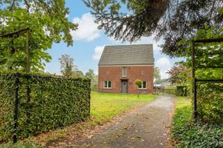 Op een gunstige locatie in Kasterlee, vlak bij het centrum en diverse voorzieningen, bevindt zich deze gerenoveerde open bebouwing met een bewoonbare oppervlakte van 216 m².<br /><br />Op het gelijkvloers zorgt de gezellige woonkamer met open haard en veel natuurlijke lichtinval voor een aangename leefruimte. Aansluitend bevindt zich de ruime keuken met kookeiland en zicht op de tuin. Verder is er een praktische berging met ingebouwde kasten en ruimte voor de wasplaats, evenals een aparte bureauruimte. Op de eerste verdieping bevinden zich twee ruime slaapkamers, een stijlvol ingerichte badkamer en een dressing met toegang tot de zolderverdieping. Deze grote, lichtrijke ruimte met drie Veluxramen biedt tal van mogelijkheden, zoals een ruime extra slaapkamer of hobbyruimte. Ook is er een droge kelder aanwezig. Buiten beschikt de woning over een oostgerichte tuin met tuinhuis en een ruime westgerichte voortuin. Bovendien is er op het perceel veel parkeerruimte.<br /><br />Met een EPC-score van 280 kWh/m² valt de woning niet onder de renovatieverplichting.<br />- Gerenoveerde open bebouwing<br />- Ruime, lichtrijke woning<br />- Keuken met kookeiland<br />- Gezellige woonkamer met open haard<br />- Aparte bureauruimte<br />- Ruime zolderverdieping met mogelijkheden<br />- Veel parkeergelegenheid op eigen terrein