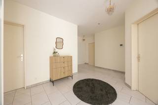 <p><em>Beste bezoeker,</em></p>
<p>Bij het binnenkomen in dit appartement valt meteen op hoe het natuurlijke licht de volledige leefruimte vult. Met een bewoonbare oppervlakte van 120 m² heb ik hier een plek ontdekt waar ruimte en licht perfect in balans zijn, wat meteen een warm gevoel van thuiskomen geeft.</p>
<p>De troeven van dit eigendom zitten in de details: een functionele eetkeuken, een verrassend grote bijkeuken die ook dienst doet als wasplaats en tal van ingemaakte kasten. Met twee slaapkamers, een terras van 10 m² en een privatieve kelder is dit een uiterst compleet aanbod waar comfort en bereikbaarheid centraal staan.<br /><br />Ondergrondse autostaanplaats verplicht bij aan te kopen aan 15.000 euro.</p>
Mag ik u binnenkort verwelkomen voor een persoonlijke rondleiding in dit lichtrijke appartement.<br /><br />Met vriendelijke groet,<br />Kristel