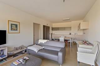 Dit instapklaar appartement met een slaapkamer en terras te koop in Antwerpen is gelegen in een residentieel gebouw op de tiende verdieping en heeft een bewoonbare oppervlakte van 72m². <br /><br />Indeling:<br />- Inkomhal met ingebouwde kasten<br />- Ruime woonkamer met toegang tot het terras dat uitzicht biedt over de Konijnenwei<br />- Terras 13m²<br />- Keuken<br />- Slaapkamer<br />- Badkamer met ligbad en lavabo<br />- Apart toilet<br />- Kelderberging<br /><br />Troeven:<br />- Ruim terras met prachtig uitzicht over de Konijnenwei<br />- Conforme elektrische keuring<br />- Veel potentieel<br />- Conciërge in het gebouw<br /><br />Ideaal als starters appartement of als investering.<br /><br />Dit appartement wordt te koop aangeboden voor een vraagprijs van 239.500 euro.<br />Mogelijkheid tot het aankopen van een ondergrondse garagebox met een vraagprijs van 35.000 euro.<br /><br />Bent u geïnteresseerd in een appartement of woning te koop in Antwerpen? Aarzel dan niet om ons te contacteren. <br />Had u graag uw eigen eigendom te koop aangeboden contacteer ons dan voor een vrijblijvende schatting, telefonisch op het nummer 03/206.76.76 of per mail naar antwerpen@dewaele.com.<br /><br />Ook voor alle andere vragen omtrent vastgoed, kopen of verkopen kan u steeds bij ons terecht!<br /><br />Bestuursmaatregelen in het maatregelenregister: nee