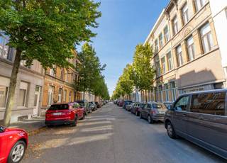 <p>Op een prachtige, brede en groene locatie, vlak bij de Italiëlei, bevindt zich deze ruime en karaktervolle stadswoning met een authentieke voorgevel, hoge plafonds en bijzonder veel mogelijkheden!</p><p>De woning beschikt over 6 à 7 slaapkamers en 2 badkamers en biedt daardoor een uitzonderlijke hoeveelheid ruimte. De verschillende kamers en leefruimtes laten uiteenlopende woonvormen toe: van een ruime gezinswoning tot kangoeroewonen, cohousing, een combinatie van wonen en werken of een woning met meerdere leefzones.</p><p>Ook de buitenruimte is een mooie troef. De woning beschikt over een gezellig koertje én een extra terras, waardoor er ook in het hart van de stad ruimte is om buiten te genieten.</p><p>De ligging is bijzonder interessant. De woning bevindt zich in een brede, aangename en groen omzoomde straat, op een steenworp van de Italiëlei. Verschillende campussen van de AP Hogeschool bevinden zich op wandelafstand, wat de locatie aantrekkelijk maakt voor gezinnen, studenten en investeerders. Ook het historische stadscentrum, openbaar vervoer, winkels, horeca en tal van andere voorzieningen zijn vlot bereikbaar.</p><p>De woning is onderhevig aan de renovatieplicht. Voor wie op zoek is naar een pand dat volledig naar eigen smaak en wensen kan worden gerenoveerd, biedt dit een mooie opportuniteit. De ruime structuur, hoge plafonds, vele kamers en authentieke voorgevel vormen een uitstekende basis om hedendaags wooncomfort te creëren met respect voor het karakter en de uitstraling van de woning.</p><p>Met 6 à 7 slaapkamers, 3 badkamers, meerdere leefruimtes, hoge plafonds, een koertje en een extra terras biedt deze woning een uitzonderlijke flexibiliteit. Of u nu op zoek bent naar een ruime gezinswoning, een woning voor kangoeroewonen, een cohousingproject of een pand met meerdere woon- en leefmogelijkheden: hier kan een bijzonder woonconcept worden gerealiseerd.</p><p>Een ruime en karaktervolle Antwerpse stadswoning met authentieke voorgevel en hoge plafonds, op een aantrekkelijke locatie en met een veelbelovende basis voor een renovatieproject.</p><p>Wenst u meer informatie of had u graag een bezichtiging gewenst? info@markasa.be of 03/827.72.92</p>