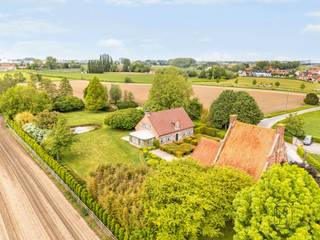 Charmante woning met groot bijgebouw (atelier) en 2 garages, op 5737m2, zeer goed gelegen qua bereikbaarheid, doch genietend van prachtige...