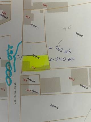 <strong>Moorslede - Woonst met bijgebouwen en uniek verzicht op +/-540 m² te koop.</strong><br /><br /><strong>Indeling:</strong><br /><u>Gelijkvloers:</u> ruime inkomhal, leefruimte, keuken, badkamer en toilet<br /><u>1ste verdieping:</u> 3 slaapkamers<br /><u>Zolder:</u> mogelijkheid tot 2 kamers<br /><u>Buiten:</u> garage, bijgebouw en tuin<br /><br /><strong>Troeven:</strong>
<ul><li>Uniek verzicht</li><li>Woning met veel potentieel</li><li>Ruim</li><li>Laag kadastraal inkomen</li><li>Georiënteerde tuin</li></ul>
Renovatieplicht