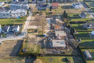 Rustig en residentieel gelegen bouwgrond voor een 4-gevelvilla<br /><br />Bouwmogelijkheden:<br />Maximaal 2 bouwlagen + eventuele zolder + eventuele onderkeldering <br />Bouwdiepte : maximum 13m<br />Bouwbreedte: maximaal 11m<br />Bouwdiepte verdieping idem als op het gelijkvloerse niveau<br />Plat dak of hellend dak vrij te kiezen. <br />Maximale kroonlijsthoogte 6m50 indien plat dak, maximum 6m indien hellend dak.<br />Een eventuele achterbouw op de gelijkvloerse verdieping mag een maximale dakhoogte van 3m50 hebben<br />Veranda's en carports toegelaten<br /><br />Stedenbouwkundige voorschriften en plan te raadplegen onder "documenten". <br /><br />Geen vergunning uitgereikt - Woongebied - Geen rechterlijke herstel- of burgerlijke maatregel opgelegd - Geen voorkooprecht ruimtelijke ordening aanwezig - verkavelingsvergunning.