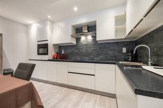 <p><span>Welkom in deze prachtig gerenoveerd appartement gelegen in het hart van Blankenberge! Deze moderne woning beschikt over 2 slaapkamers en 1 badkamer, perfect voor koppels of kleine gezinnen die op zoek zijn naar een stijlvolle en comfortabele woonomgeving.</span></p><p><span> </span></p><p><span>Stap binnen in de ruime open keuken en eetkamer, waar elke maaltijd een feestje wordt. De keuken is uitgerust met hoogwaardige inbouwapparatuur en biedt een strak design met voldoende werkruimte. De eetkamer vloeit naadloos over in de gezellige woonkamer, die baadt in natuurlijk licht dankzij de grote ramen. Hier kunt u heerlijk ontspannen met zicht op de levendige straten van de stad.</span></p><p><span> </span></p><p><span>Beide slaapkamers zijn ontworpen met oog voor detail. De hoofd slaapkamer is licht en ruim, terwijl de tweede slaapkamer perfect is als kinderkamer of extra ruimte voor gasten. Een elegante badkamer met moderne afwerking maakt deel uit van deze uitnodigende woning.</span></p><p><span> </span></p><p><span> Dit appartement heeft voordeel van een fantastische locatie met alle voorzieningen en de kust op loopafstand. Met een gezinsvriendelijke omgeving en volop recreatiemogelijkheden in de buurt, biedt deze woning een ideale balans tussen stedelijk wonen en ontspanning.</span></p><p><span> </span></p><p><span>Mis deze unieke kans niet om te wonen in een van de meest gewilde buurten van Blankenberge! Neem vandaag nog contact met ons op voor meer informatie of om een bezichtiging te plannen.</span></p><p><span>op enkele stappen van het app kan een auto staanplaats worden gehuurd op jaarbasis.</span></p><p><span>Plan een bezoek Bel 050/41.55.50</span></p>