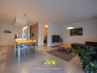<span><strong>GELIJKVLOERS MODERN APPARTEMENT MET PRIVATIEVE BERGING, STAANPLAATS & 2 SLAAPKAMERS TE DILSEN-STOKKEM (LANKLAAR)<br /><br />ADRES<br /></strong>- Nieuwstraat 34 bus 003, 3650 Dilsen-Stokkem. <strong><br /><br />TROEVEN<br /></strong>- Goede verbinding naar omliggende gemeenten zoals Maasmechelen, Maaseik & andere deelgemeenten van Dilsen-Stokkem.<strong><br /></strong>- Dit appartement maakt deel uit van het project "In de oude post".<br />- Het pand is voorzien van een moderne architectuur. <br />- Zeer energiezuinig pand!<br />- Deels voorzien van vloerverwarming. <br />- Gelijkvloers wonen! Ideaal levensloop appartement! <br />- Ruim overdekt terras (26,46m²) met klein tuintje. <br />- Privatieve parkeerplaats nr. 20 & berging B15.<br /><br /><strong>GEMEENSCHAPPELIJK 00 : </strong>inkomhal met brievenbussen. <strong><br /></strong><strong><br />GELIJKVLOERS APPARTEMENT 00 (78,28 m²)<br /></strong>- Inkomhal (5,70m x 1,00m = 5,70m²): vestiairehoek, tegelvloer. <br />- Woonkamer & open keuken ((7,50m x 3,75m) + (4,00m x 2,40m) = 37,73m²): veel lichtinval dankzij het schuifraam naar het terras; doorgang naar keuken ( geïnstalleerd met wandkast inclusief koelkast, combi-oven + keukeneiland met dampkap, keramische kookplaat, spoelbak, lades), tegelvloer. <br />- Toilet (1,80m x 1,00m = 1,80m²): spoelbakje, hangtoilet, betegelde achterwand, tegelvloer. <br />- Berging (2,30m x 3,00m = 6,90m²): aansluiting wasmachine/droogkast, tegelvloer. <br />- Badkamer ((2,90m x 1,50m) + (2,30m x 0,95m) = 6,54m²): badmeubel met dubbele lavabo, onderlades, spiegelkasten, verlichting; inloopdouche, design radiator, tegelvloer. <br />- Slaapkamer 1 (2,90m x 3,90m = 11,31m²): tegelvloer. <br />- Slaapkamer 2 ((2,00m x 3,35m) + (1,45m x 1,10m) = 8,30m²): tegelvloer. <br /><br /><strong>EXTERIEUR</strong><br />- Overdekt terras (6,30m x 4,20m = 26,46m²): stopcontacten, verlichting, tegelvloer. <strong><br /></strong>- Tuintje op het Oosten (6,30m x 2,00m = 12,60m²): veel privacy, kiezelsteentjes. <br />- Privatieve parkeerplaats nr. 20. <br />- Privatieve berging B15 (2,10m x 1,50m = 3,15m²): gepolierde betonvloer. <br /><br /><strong>7 ZONNEPANELEN sinds 08/11/2024</strong><br />- Raming jaarlijkse kWh: 2175 + 1080 Wp. <br />- In de verkoopprijs zit het volledige zonnepanelensysteem begrepen (zonnepanelen, omvormer, collectoren e.a. toebehoren).<span><br /></span><br />Bekijkt u deze advertentie via een aanverwante vastgoedsite, surf dan zeker naar onze website <strong>www.N78vastgoed.be</strong> voor een uitgebreide beschrijving en foto's. <strong>Meer info: +32 (0)89 86 18 88 of info@N78vastgoed.be.</strong></span>