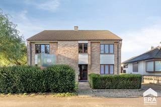 Dit gelijkvloers appartement met tuintje en garage is een leuk (investerings)pand dicht bij Lommel-centrum! Met de westgerichte tuin en woonkamer...