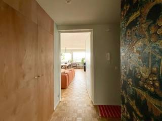 Recent gerenoveerd appartement , met 3 SLK en fantastisch zicht ! <br /><br />Op de groene en steeds hipper wordende linkeroever vindt u dit zeer recent en smaakvol gerenoveerde drieslaapkamerappartement. Elektriciteit, sanitair, keuken,… alles werd vernieuwd. Weids zicht op de Schelde en skyline van Antwerpen. : Van de haven tot het Zuid. Vanuit het appartement dat zich op de 11de verdieping bevindt, heb je ongehinderd ZICHT ZONDER INKIJK.<br /><br />Ruime INKOMHAL met gepantserde inkomdeur, nieuw slot, parlofoon (videofoon mogelijk), 2 praktische ingemaakte opbergkasten. In 1 ervan passen wasmachine en droogkast.<br /><br />De lichtrijke LIVING wordt van de hal gescheiden door een op maat gemaakte, witte stalen deur met kardinaalglas.<br /><br />Nieuwe KVIK KEUKEN met hightech kooktoestellen en ontbijthoek aan het aanrecht voor 2 barkrukken.<br /><br />Gezellig TERRAS om te chillen en genieten van het panorama. <br /><br />Living, keuken en hal op de originele, eiken blokparket.<br /><br />Het TOILET EN BADKAMER kregen nieuwe leidingen, riolering en keramische vloer. Hangwc en handenwasser. <br />Ruime inloopdouche.<br /><br />Drie ruime en lichtrijke SLAAPKAMERS (elk geschikt voor 2-pers.bed en kleerkast) met een eigentijdse nieuwe kurken vloer, grote ramen met mooi uitzicht.<br /><br />Gunstig EPC B, conforme vernieuwde elektriciteit, Dak reeds geïsoleerd, vernieuwde gemeensch. verwarming, beerputten, liften. <br />Isolatie zij- en voorgevel op de planning van 2027.<br /><br />Residentiële ligging, vlakbij Sint Anneke Plage, manège, tennisclub, zeilclub,…waterbus, gratis overzet elke 15’, St Anna tunnel, Waaslandtunnel, metro, busstop en velostation voor de deur, ,…Op minder dan 15 minuten sta je in het hart van Antwerpen. Mobiscore 9.2<br />Met de steeds beter wordende verbindingen met rechteroever, het weloverwogen en degelijke beheer van dit gebouw, de vele hoogwaardige bouwprojecten die hier uit de grond rijzen is dit een topinvestering op vastgoedgebied.<br /><br />Een unieke plek om zorgeloos te wonen.<br /><br />Reserveer je plekje op de KIJKDAG : zaterdag 12/9 van 14u tot 17u<br /><br /><br /><br />