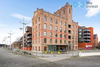 <p><strong>Wonen of werken op een unieke locatie met geschiedenis, ruimte en een uitzonderlijk uitzicht op de Rupel?</strong> Deze bijzondere loft bevindt zich in de voormalige <strong>Bloemmolens Rypens (1897)</strong>, een karaktervol industrieel erfgoed dat vandaag een zeldzame woon- en werkbeleving biedt.<br /><br />Gelegen aan het water en op wandelafstand van ‘De Schorre’, geniet je hier van alle rust gecombineerd met de strategische ligging op de as Antwerpen-Brussel. Ideaal als woonst of als inspirerende uitvalsbasis voor een professionele activiteit.<br /><br />Deze loft situeert zich op de tweede verdieping en biedt maar liefst <strong>254 m²</strong> bewoonbare oppervlakte. Hoge plafonds, grote raampartijen en een zuidgerichte oriëntatie, deze loft combineert een moderne uitstraling met authentieke elementen. <br /><br />De ruime leefruimte met open keuken, samen meer dan 120 m², vormt het hart van deze woonst. Verder is er aan de oostkant een royale master suite met dressing en ensuite badkamer en aan de westkant twee volwaardige slaapkamers met ingemaakte kasten en een aparte douchekamer. De centrale inkomhal met plafondhoge ingemaakte kastruimte, een gastentoilet en een berging, maken het geheel compleet. <br /><br />Een extra troef zijn de twee privatieve polyvalente ruimtes in de torens, gelegen op de zevende en achtste verdieping. Deze zijn naar smaak af te werken en lenen zich perfect als fitness-/sportruimte, creatieve werkplek/atelier, extra opslagruimte, … Ze zitten mee inbegrepen in de verkoopprijs en ze bieden een extra 60m² aan ruimte.<br /><br />Hoewel de loft geen privatief terras heeft, biedt de gemeenschappelijke tuin/terras met tuinmeubilair alle mogelijkheden om van het buitenleven te genieten. Tot slot is er nog een gemeenschappelijke fietsenberging en optioneel een dubbele ondergrondse autostaanplaats voor € 50.000.<br /><br /><strong>Troeven:</strong></p>
<ul>
<li>254 m² leefruimte in authentiek industrieel erfgoed + 2 polyvalente torenkamers</li>
<li>Panoramisch zicht op de Rupel en zuid gerichte oriëntatie</li>
<li>Leefruimte met open ingerichte keuken van meer dan 120 m²</li>
<li>3 slaapkamers en 2 badkamers</li>
<li>Master suite met dressing en ensuite badkamer</li>
<li>Gemeenschappelijke tuin met tuinmeubilair</li>
<li>Rustige ligging aan het water en op wandelafstand van ‘De Schorre’</li>
<li>Centrale ligging tussen Brussel en Antwerpen</li>
</ul>
<p><strong><br />Interesse in deze uitzonderlijke loft met tal van mogelijkheden?</strong> Contacteer Tasj van We Invest Antwerpen Zuidrand voor meer informatie of een bezoek ter plaatse.</p>
