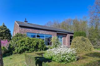 Welkom in de Bergstraat 13.Op deze rustige toplocatie vinden we dit gelijkvloers huis terug.In de lichtrijke leefruimte kan er door het modulaire...