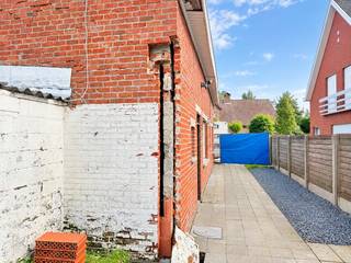 Vrijstaande woning met tuin op een rustige ligging<br />Op zoek naar een woning die je volledig naar eigen smaak kunt afwerken? Deze vrijstaande woning in casco staat biedt heel wat mogelijkheden voor wie graag zijn eigen woonideeën wil realiseren.<br />De woning bevindt zich op een mooie, rustige ligging in een doodlopende straat. Hier geniet je van weinig doorgaand verkeer, de nodige privacy en een gezellige tuin waar het heerlijk vertoeven is.<br />De woning wordt aangeboden in casco staat, waardoor je de verdere afwerking volledig zelf kunt bepalen.<br />Belangrijk om te weten: voor de woning loopt momenteel een vergunningsaanvraag die nog niet werd goedgekeurd. Volgens de huidige informatie zouden nog enkele aanpassingen nodig zijn om het dossier verder in orde te brengen. De uiteindelijke goedkeuring blijft afhankelijk van de bevoegde instanties.<br />Een interessante opportuniteit voor wie op zoek is naar een vrijstaande woning met potentieel, een aangename buitenruimte en de vrijheid om er een eigen thuis van te maken.<br />Benieuwd naar de mogelijkheden van deze woning? Neem gerust contact met ons op voor meer informatie of een bezoek ter plaatse.