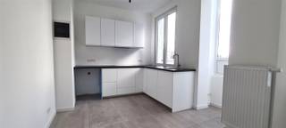 Zeer gunstig gelegen studio De studio is gelegen op de 4e verdieping van een karaktervol gebouw en werd volledig gerenoveerd.Nieuwe...