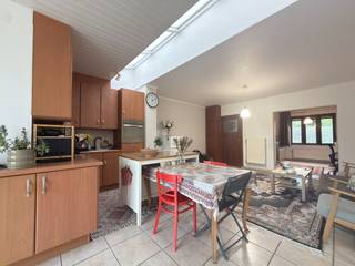 Plan uw bezoek via www.polares.eu!Deze charmante woning kan je terugvinden in een rustige buurt, op enkele minuten van het centrum van Leuven en...