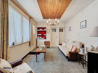 Goed gelegen, charmante woning met garage en rechtstreekse toegang tot de tuin, die tal van mogelijkheden biedt.Op het gelijkvloers vindt u een...