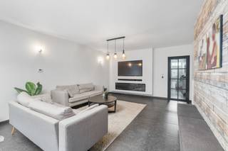 <p>Te koop: karaktervolle gesloten woning in de Lorkenstraat, hartje Gent, op een uitstekende ligging nabij scholen, openbaar vervoer en het treinstation.</p>
<p>Deze woning, gebouwd eind 19e eeuw, combineert authentieke charme met praktische indeling. Met drie volwaardige slaapkamers en een ruime badkamer biedt ze alle comfort voor een gezin. De inpandige garage zorgt voor extra gemak, terwijl de centrale ligging u snel toegang geeft tot het stadscentrum, invalswegen en voorzieningen.</p>
<p>Belangrijkste ruimtes:<br />• Gezellige living met natuurlijke lichtinval<br />• Eetkamer aansluitend op de keuken<br />• Functionele keuken met toegang tot de koer<br />• Drie volwaardige slaapkamers<br />• Ruime badkamer<br />• Inpandige garage<br />• Kelder voor extra opslag<br />• Zolderruimte waar mits aanpassingen en vaste trap extra kamers gecreëerd kunnen worden</p>
<p>Troeven:<br />• Ruime woning met 3 volwaardige slaapkamers en ruime badkamer<br />• Inpandige garage<br />• Uitstekende ligging nabij centrum en voorzieningen</p>
<p>Neem vandaag nog contact op met uw ERA-makelaar voor een bezoek. JOUW DROOMHUIS. ZO GEVONDEN!</p>