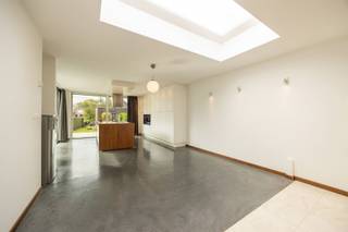 <p><span>Welkom in deze elegante woning waar klassieke charme en modern wooncomfort hand in hand gaan.</span></p><p><span> </span></p><p><span>Deze sfeervolle woning biedt heel wat leefruimte op een perceel van 380 m². Gelijkvloers leidt de inkomhal naar een stijlvolle voorkamer. In de leefruimte achteraan creëer je moeiteloos een gezellige zithoek en aangename eetplaats. De moderne open keuken vormt een echte eyecatcher, met een royaal werkblad en veel praktische opbergruimte. Bovendien sluit ze naadloos aan op het terras en de tuin, waardoor binnen en buiten mooi in elkaar overvloeien.</span></p><p><span> </span></p><p><span>Extra bergruimte vind je in de kelder en de praktische berging-wasplaats.</span></p><p><span> </span></p><p><span>De woning is voorzien van drie slaapkamers en één badkamer. Bovendien is het mogelijk op de tweede verdieping extra kamers bij te maken, helemaal afgestemd op jouw woonwensen.</span></p><p><span> </span></p><p><span>Ook buiten is het heerlijk vertoeven, met zon in de tuin op verschillende momenten van de dag. De praktische garage met werkplaats maakt het geheel compleet en biedt een veilige parkeerplaats én extra stockageruimte. Ook de ligging is een troef: winkels, de dorpskern en het openbaar vervoer bevinden zich allemaal op wandelafstand. </span></p><p><span> </span></p><p><span>Benieuwd naar deze verrassende combinatie van charme, ruimte en modern comfort? Contacteer ons en ontdek zelf wat deze woning te bieden heeft! Je kan ons bereiken via 0479/01.01.01.</span></p><p><span> </span></p>