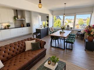 Op een uitstekende ligging in het centrum van Nijlen bevindt zich dit ruime gerenoveerde appartement met veel lichtinval, een zonnige leefruimte en een groot terras. Dankzij de centrale ligging geniet u van alle voorzieningen op wandelafstand en bovendien van een mooi zicht op de markt. Het appartement beschikt over een gunstig energielabel B en wordt verwarmd door middel van energiezuinige aircosystemen. Via de inkom en trap bereikt u de eerste verdieping, waarna enkele trappen toegang geven tot het appartement. Binnen komt u terecht in een ruime nachthal van circa 12 m². De bijzonder lichtrijke leefruimte van ongeveer 40 m² vormt samen met de moderne open keuken het hart van het appartement. De keuken is volledig ingericht en voorzien van een inductiekookplaat, koelkast, vaatwasser, dampkap en veel praktische kastruimte. Aan de voorzijde beschikt het appartement over een balkon met zicht op de markt, terwijl u aan de achterzijde kunt genieten van een groot terras van circa 20 m² met zuidoostelijke oriëntatie. Het appartement beschikt over twee slaapkamers. De eerste slaapkamer is circa 9 m². De tweede slaapkamer heeft een oppervlakte van circa 13 m². Alle ramen zijn voorzien van dubbele beglazing en vliegenramen. De badkamer van circa 7 m² is praktisch en comfortabel ingericht met een ligbad met douchescherm, een dubbele lavabo met spiegel en badkamermeubel, een toilet en ruimte voor een wasmachine en droogkast. Verder is er een berging met elektrische boiler van De Dietrich en beschikt het appartement over een videofoon. De combinatie van de ruime en zonnige leefruimte, twee slaapkamers, een gunstig B-label, een groot terras en de uitstekende ligging in het centrum van Nijlen maakt dit appartement bijzonder geschikt voor wie comfortabel en energiezuinig wil wonen op een centrale locatie. Voor info en bezichtiging: 0487/759.758 (STEEDS NA TELEFONISCHE AFSPRAAK)