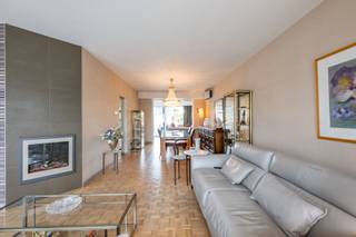 <p>Deze goed onderhouden woning is gelegen in een centrale omgeving nabij scholen, winkels en uitstekende fiets- en wandelroutes.<br /><br /><strong>GELIJKVLOERS</strong><br />Inkomhal en grote garage met rechtstreekse toegang tot de tuin.<br />Berging met wasvoorzieningen.<br />Verzorgde tuin met kunstgras, tuinhuis en overdekt terras (afsluitbaar met rolluiken).<br /><br /><strong>EERSTE VERDIEPING</strong><br />Gastentoilet<br />Lichtrijke leefruimte met grote ramen en parket.<br />Open keuken (2018, toestellen AEG – combi en vaatwasser vernieuwd in 2023).<br />Inpandig terras met zonwerend glas en groot buitenterras met elektrische zonneluifel.<br /><br /><strong>TWEEDE VERDIEPING<br /></strong>2 Ruime slaapkamers (oorspronkelijk 3)<br />Badkamer met inloopdouche, toilet en lavabo<br /><br />Volledig geïsoleerde zolder via steektrap<br /><br /><br /><strong>POSITIEVE ASPECTEN</strong><br />- Verwarming op gas (ketel 2015)<br />- Dak vernieuwd (2016)<br />- Overal parket en elektrische rolluiken<br />- 2 Daikin airco’s (leefruimte + slaapkamer)<br />- Garage voor 2 wagens en oprit voor 2 wagens</p>