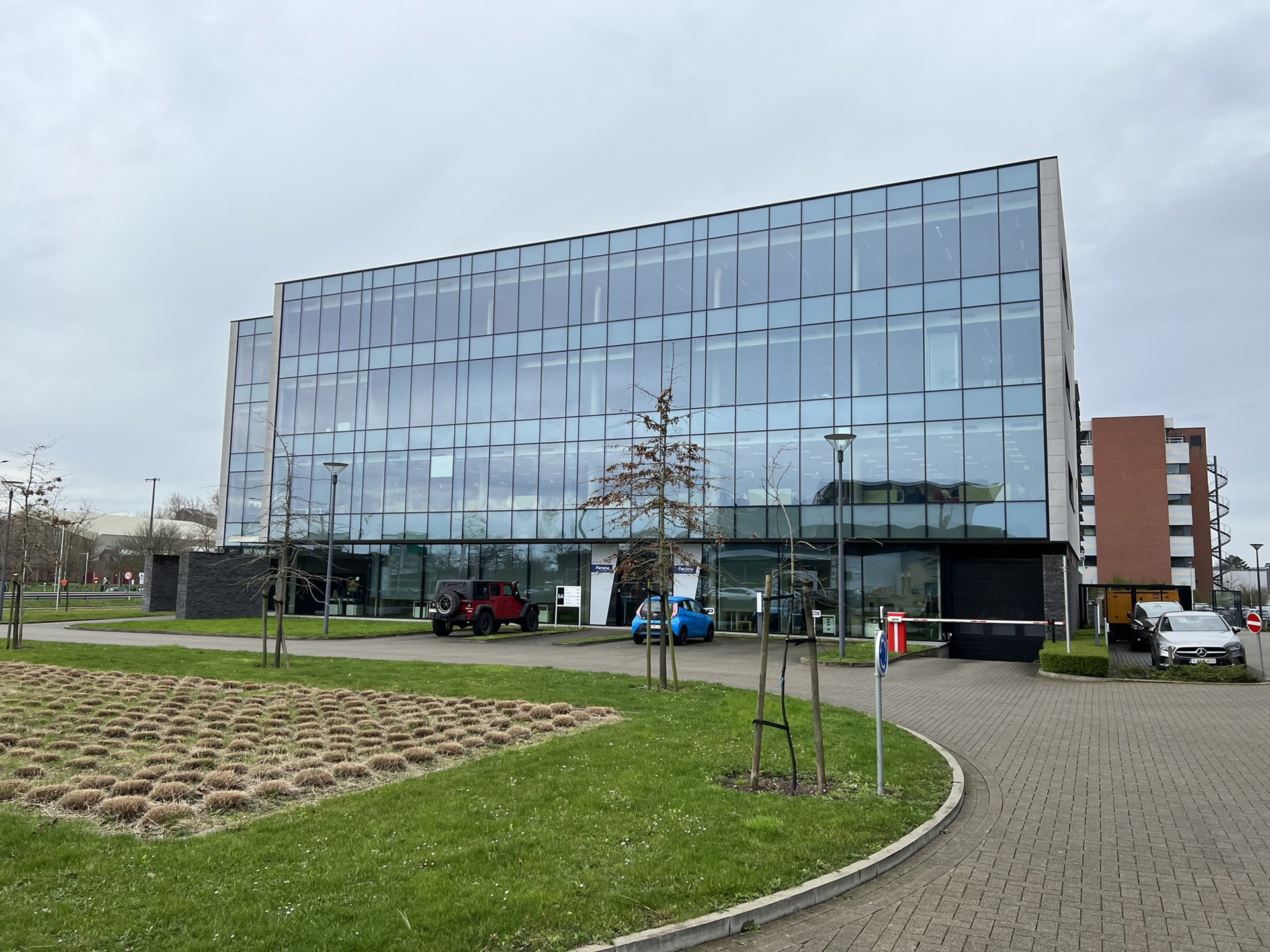 Hedendaagse kantoren (870m²) op zichtlocatie - foto 2