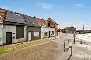 <p><span><span>Alweer VERKOCHT op 1e BEZOEKDAG. </span></span></p><p>"ABSOLUTE TOPPER" - Afspraak ENIGE BEZOEKDAG ENKEL telefonisch via Randy Remue op 0479/99. 99. 90, meer info via Facebook "Remue Randy" - LIKE de pagina en blijf op de hoogte van alle nieuwe woningen. De stukken van de woning zijn te consulteren op www.immo-zone.be. In WETTEREN vinden we te Serskampsteenweg 93 deze ideale starterswoning met 2 slaapkamers en tuin terug. Indeling: Op het gelijkvloers bevindt zich de leefruimte bestaande uit zithoek en eetplaats. Aansluitend treffen we de vernieuwde keuken met daarachter de badkamer met douche en wastafel. Via de vaste houten trap komen we terecht op het 1e verdiep waar we de 2 ruime slaapkamers terug vinden. De onderhoudsvriendelijke tuin is een extra troef, net als de handige tuinberging die is voorzien. Dit pand is een ABSOLUTE TOPPER voor starters of investeerders. Gelegen vlakbij winkels, scholen, openbaar vervoer en op 5 km van de autosnelweg. GEEN RENOVATIEPLICHT!<br />P-score: A / G-score: A. VOOR ZEER SNELLE BESLISSERS!!<br />IMMO ZONE RHODELAND RANDY REMUE 0479/99. 99. 90 </p>