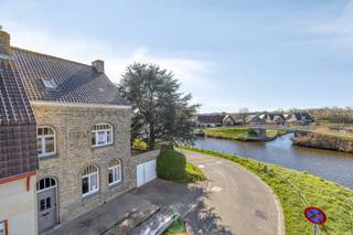 Deze ruime karakterwoning, gelegen aan het rustige Jaagpad te Veurne, biedt een prachtig open zicht op de Duinkerkevaart en bevindt zich...