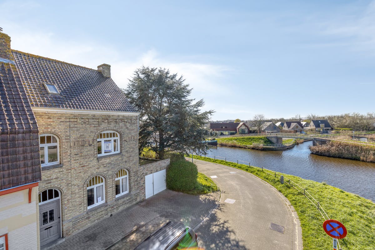 Karaktervolle woning met ruime tuin gelegen langs het water. - foto 2