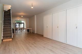 Verder af te werken woning met veel potentieel in het centrum van Maldegem. <br /><br />Deze gesloten bebouwing biedt een uitstekende kans voor wie op zoek is naar een woning die verder naar eigen smaak kan worden afgewerkt. De woning beschikt reeds over een leefruimte die quasi volledig afgewerkt is, waardoor u meteen kan genieten van een aangename woonomgeving.<br /><br />De keukenruimte is aanwezig maar dient nog voorzien te worden van keukenkasten en toestellen, wat u de mogelijkheid geeft om deze volledig naar eigen wens en stijl in te richten. Ook de badkamer vraagt nog verdere afwerking, zodat u deze kan omvormen tot een comfortabele en moderne ruimte. Ter illustratie werden enkele voorbeeldfoto's van afwerking toegevoegd.<br /><br />Op de eerste verdieping bevinden zich twee slaapkamers die zich momenteel nog in te renoveren staat bevinden. Dit biedt tal van mogelijkheden om deze kamers volledig naar eigen noden en voorkeuren in te richten. Ook de zolderverdieping kan worden afgewerkt naar een derde, volwaardige slaapkamer (waarbij je zelf voor de unieke accenten kan zorgen).<br /><br />De koer en het bijgebouw dat kan dienst doen als wasplaats in combinatie met extra stockageruimte/bureauruimte (mits verdere afwerking) zorgen voor de extra te creëren sfeer en gezelligheid.<br /><br />Bent u op zoek naar een woning met potentieel en de kans om uw eigen stempel te drukken op de afwerking? Dan is deze woning zeker een bezoek waard.<br />Interesse? Bel ons snel!