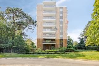 Op een gunstige locatie in Strombeek-Bever wordt dit ruime vastgoedensemble aangeboden, gelegen in een appartementsgebouw met zeven bouwlagen. Het te koop aangeboden gedeelte omvat de huidige kantoorruimten op het gelijkvloers en de eerste verdieping, evenals een bijbehorende kelderruimte.<br /><br />Het geheel biedt de mogelijkheid om vijf volwaardige appartementen te realiseren en vormt daardoor een interessante opportuniteit voor een projectontwikkelaar, investeerder of aannemer die op zoek is naar een renovatie- en herbestemmingsproject met een aantrekkelijk potentieel.<br /><br />Voor de omvorming van de kantoorruimten op het gelijkvloers tot twee appartementen werd reeds een omgevingsvergunning verkregen. De ruimten op de eerste verdieping kunnen worden heringericht tot drie appartementen, overeenkomstig de oorspronkelijke vergunde plannen en het oorspronkelijke concept van het appartementsgebouw. De verdere uitwerking en eventuele vergunningsvereisten dienen door de koper te worden nagegaan in functie van het concrete ontwerp.<br /><br />De verkoop betreft het volledige geheel, met een potentieel van vijf appartementseenheden, en omvat bovendien:<br /><br />twee parkeerplaatsen in de ondergrondse garage;<br />drie private parkeerplaatsen in openlucht;<br />één kelderruimte.<br />Dankzij deze parkeermogelijkheden kan in principe aan iedere potentiële appartementseenheid een eigen parkeerplaats worden gekoppeld. Dit vormt een belangrijke meerwaarde, zowel met het oog op verkoop als op verhuur.<br /><br />Het pand is gunstig gelegen nabij winkels, scholen, horeca en andere dagelijkse voorzieningen. Strombeek-Bever geniet bovendien van een goede verbinding met Brussel, de Brusselse Ring en het openbaar vervoer.<br /><br />De bestaande indeling en de ruime beschikbare oppervlakte bieden verschillende mogelijkheden voor de verdere inrichting. Plannen en bijkomende informatie over het ontwikkelingspotentieel zijn verkrijgbaar via het vastgoedkantoor.<br /><br />Een interessante investeringsmogelijkheid voor de ontwikkeling van vijf appartementen op een goed bereikbare locatie nabij Brussel.<br /><br />Belangrijke kenmerken voor de advertentie<br /><br />Ik stel voor om bij de hoofdkenmerken duidelijk de volgende gegevens op te nemen:<br /><br />Type eigendom: investeringspand/ontwikkelingsproject;<br />Verkoop: verkoop als één geheel, met potentieel voor vijf appartementen;<br />Gelijkvloers: omgevingsvergunning voor twee appartementen verkregen;<br />Eerste verdieping: mogelijkheid tot inrichting van drie appartementen overeenkomstig de oorspronkelijke vergunde plannen;<br />Parkeerplaatsen: twee ondergrondse parkeerplaatsen en drie private buitenparkeerplaatsen;<br />Kelder: één kelderruimte;<br />Huidig gebruik: kantoorruimten;<br />Ligging: Strombeek-Bever, nabij Brussel en de Brusselse Ring;<br />Doelgroep: investeerders, projectontwikkelaars en aannemers.<br /><br />Bestuursmaatregelen in het maatregelenregister: nee