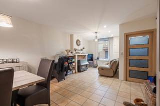 Op zoek naar een betaalbare starterswoning met tuin in Sint-Pauwels? Dan is deze charmante woning zeker het ontdekken waard! Ze combineert ruimte, licht en potentieel op een aangename ligging met zicht op groen.<br /><br />Je komt binnen in een ruime, open leefruimte die naadloos overgaat in de volledig geïnstalleerde open keuken, waar meer dan voldoende plaats is voor een gezellige ontbijthoek. Op het gelijkvloers vind je verder een badkamer met douche, bad en lavabo, een apart toilet, een veranda en een aparte berging met aansluiting voor wasmachine.<br /><br />Op de eerste verdieping bevinden zich een nachthal en twee ruime slaapkamers. Via een zolderluik is er toegang tot de zolder, die mits aanpassing kan omgevormd worden tot een extra slaapkamer.<br /><br />Buiten geniet je van een mooie, onderhoudsvriendelijke tuin met open zicht op groen – een echte meerwaarde voor wie rust en privacy zoekt.<br /><br />De woning werd deels gerenoveerd. Momenteel heeft ze een EPC-score E en valt ze onder de renovatieplicht. Met gerichte ingrepen is echter een sterke verbetering mogelijk:<br />➡️ bij installatie van een lucht/lucht warmtepomp en zonnepanelen van minimum 2 kWp daalt de EPC-score naar label B.<br /><br />Troeven:<br />•✅ Ideale starterswoning<br />•✅ 2 ruime slaapkamers + uitbreidingsmogelijkheden<br />•✅ Open leefruimte met geïnstalleerde keuken<br />•✅ Veranda en praktische berging<br />•✅ Onderhoudsvriendelijke tuin met zicht op groen<br />•✅ Groot potentieel na renovatie<br /><br />Een woning met veel mogelijkheden op een fijne locatie in Sint-Pauwels. Interesse? Neem gerust contact op voor meer info of een bezoek!