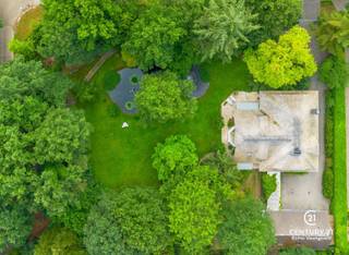 <p><strong>Karaktervol landhuis met prachtig aangelegde tuin en bijgebouw – uniek woonaanbod op toplocatie</strong></p>
<p>In een residentiële en rustige omgeving wacht dit uitzonderlijk goed onderhouden landhuis op haar nieuwe bewoners. Gelegen op een royaal dubbel perceel met een schitterend aangelegde en volgroeide tuin, biedt deze eigendom een unieke combinatie van charme, ruimte en veelzijdigheid.<br /><strong>Bovendien geniet u van een uitstekende bereikbaarheid: op slechts 25 minuten rijden van zowel Eindhoven (NL) als Antwerpen (BE)</strong> – een ideale ligging voor wie centraal, maar toch in alle rust wil wonen.</p>
<p>Via de ruime inkomhal met gastentoilet en aparte bureauruimte betreedt u de sfeervolle leefruimte. De gezellige open haard, de brede raampartijen en de naadloze overgang naar de eetkamer zorgen voor een warme, huiselijke sfeer met overal zicht op de prachtige tuin. De volledig uitgeruste keuken is aangenaam ruim en beschikt over een aansluitende berging.</p>
<p>Op de eerste verdieping bevinden zich vier volwaardige slaapkamers en drie badkamers. De masterbedroom beschikt over een eigen inloopdressing, een royale badkamer én een privé-sauna – een ware wellnessbeleving aan huis.</p>
<p>Een bijzonder pluspunt is het multifunctionele bijgebouw, dat bestaat uit een ruime garage met drie poorten en meer dan voldoende opbergruimte. De bovenverdieping van dit gebouw is ingericht als hobbyruimte met een gezellige bar, douche en apart toilet – ideaal als gastenverblijf, atelier, of als zelfstandige ruimte voor inwonende tieners of hulp. Deze verdieping is bereikbaar via een aparte buitentrap.</p>
<p>De tuin is werkelijk een parel: aangelegd als een rustgevend park met vijvers, wandelpaadjes en idyllische zithoekjes vormt het geheel een oase van groen en stilte.</p>
<p><strong>Kortom: een unieke kans voor wie op zoek is naar een karaktervol landhuis met veel ruimte, privacy, uitstekende bereikbaarheid en een uitzonderlijk mooie buitenomgeving.</strong></p>
