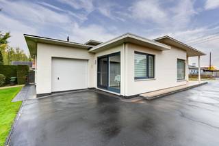 VERZORGDE GEZINSWONING MET 3 SLAAPKAMERS EN RUIME TUIN TE STOKROOIE (HASSELT)<br /><br />*** Bekijkt U deze woning via een aanverwante website? Surf dan naar https://matisimmo.be/nl/aanbod/4340605/bungalow-te-koop-in-3500-hasselt en klik op volgende link voor het INTERACTIEF GRONDPLAN: https://grondplan.matisimmo.be/grondplan/?map=HasseltStokrooieweg66 ***<br /><br />Deze gelijkvloerse woning in open bebouwing is gelegen aan de Stokrooieweg 66 te Stokrooie, een deelgemeente van Hasselt. Het gezellige centrum van Hasselt bevindt zich op 15 minuten rijden, maar alle basisvoorzieningen zijn in de nabijheid te vinden. Zo zijn er verschillende supermarkten, een lokale bakker, eetgelegenheden etc binnen 2 kilometer gelegen. Ook de op- en afrit van de autostrade E313 is van hieruit vlot bereikbaar.<br /><br />Hoewel de woning enkel gelijkvloers ingericht is, beschikt men wel over 166m<sup>2</sup> woonoppervlakte wat resulteert in aangenaam, ruime kamers.<br />Dankzij het levensloopbestendige karakter biedt de woning de mogelijkheid om er makkelijk op oudere leeftijd te wonen.<br /><br />We betreden de woning via de inkomhal die toegang geeft tot de ruime woonkamer met zit- en eetgedeelte. In het verlengde bevindt zich de keuken, de keuken is voorzien van een inbouwkoelkast, keramische kookplaat met afzuigkap en een oven. In de keuken is er veel lichtinval en een mooi zicht over het terras en de tuin, deze zijn van hieruit ook toegankelijk. De keuken geeft tevens toegang tot de inpandige garage, het toilet en de voorraadkelder.<br /><br />Verder zijn er 3 ruime slaapkamers en een badkamer met enkele lavabo en een douche.<br />De badkamer is enkel toegankelijk via slaapkamer 2 en slaapkamer 3. <br />Slaapkamer 1 en slaapkamer 3 zijn enkel toegankelijk via slaapkamer 2. Om deze reden kan er in slaapkamer 2 een hal ingericht worden zodat de andere slaapkamers direct bereikbaar zijn via deze hal.<br />Meer informatie over de indeling van de woning kan u terugvinden via het grondplan.<br /><br />In het verlengde van de inrit, achteraan de woning, kan men met de auto de garage bereiken.<br />Tot slot behoort er tot de woning een fijne, ruime tuin waar men in alle privacy kan vertoeven.<br /><br />De woning is momenteel verhuurd en is beschikbaar voor eigen bewoning na de opzegtermijn bij het opzeggen van de huurovereenkomst.<br /><br />De vermelde woonoppervlakte is steeds de bruikbare vloeroppervlakte overgenomen uit het EPC-verslag.<br /><br />Wilt u graag een bezoek inplannen voor deze woning? Neem vrijblijvend contact op via 011/34 00 00 of info@matisimmo.be<br /> 