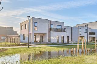 Unieke halfopen nieuwbouwwoning van 131 m² met 3 slaapkamersStijlvol wonen met ruimte, licht en groen in het hart van Lommel.In de prachtige...