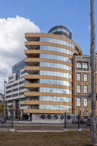 <p><strong>Exclusief appartement met panoramisch Scheldezicht op de Scheldekaaien</strong></p>
<p>Met gepaste trots stellen wij u dit uitzonderlijke appartement aan de Scheldekaaien voor. Deze stijlvolle eigendom van circa 180 m² bevindt zich op de zesde verdieping van een standingvolle residentie en weet werkelijk alle verwachtingen in te lossen.</p>
<p>Een panoramisch zicht van 180 graden over de Schelde, een hoogwaardige afwerking, verfijnd maatwerk, inpandige garages en een terras met zicht op het water: hier komt alles samen.</p>
<p>Ook de omgeving is bijzonder aantrekkelijk. De Scheldekaaien zijn volop aan hun nieuwe hoofdstuk begonnen en vormen vandaag een levendige toplocatie. De jachthaven en het MAS bevinden zich vlakbij, terwijl u ook de mooiste winkels, het nieuwe Zuidpark en het Koninklijk Museum voor Schone Kunsten Antwerpen op wandelafstand vindt.</p>
<p>Vanuit vrijwel elke leefruimte geniet u van een uitzonderlijk Scheldezicht. Vanuit de open keuken, tijdens een diner of terwijl u televisie kijkt, vormt de Schelde telkens opnieuw een levend schilderij. Zelfs vanuit de home office is er zicht op het water.</p>
<p>Het appartement werd met bijzonder veel aandacht voor kwaliteit en detail afgewerkt en beschikt over hoogwaardig maatwerk. De huidige eigenaars lieten het geheel vorig jaar nog volledig restylen, waardoor het interieur opnieuw een eigentijdse en verfijnde uitstraling kreeg.</p>
<p>De open keuken is uitgerust met hoogwaardige toestellen van Wolf en Sub-Zero en biedt alle hedendaagse comfort. Een ruime wijnklimaatkast maakt het geheel compleet.</p>
<p>De master bedroom staat in verbinding met een ruime maatwerkkleedkamer en een luxueuze en-suite badkamer, voorzien van een comfortabele douche en twee afzonderlijke wastafels.</p>
<p>Verder beschikt het appartement over een ruime berging en een aangename home office, aansluitend aan de leefruimte. Deze ruimte kan bovendien eenvoudig worden ingericht als tweede slaapkamer.</p>
<p>In de ondergrondse verdieping is een kelderberging inbegrepen. Daarnaast bestaat de mogelijkheid tot aankoop van één of twee autostaanplaatsen.</p>
<p>Voor meer informatie of een bezoek ter plaatse kunt u steeds contact opnemen met Vincent via <strong>0475 21 00 86</strong> of <strong>vincent@reds.be</strong>.</p>
<p></p>