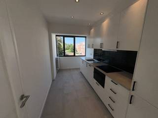 Prachtig vernieuwd / gerenoveerd en instapklaar appartement.

Ontdek dit prachtig pas vernieuwde en volledig instapklare appartement, gelegen in een kleinschalig gebouw met slechts 3 appartementen.

Het appartement werd met zorg gerenoveerd en beschikt over tal van troeven:
•	Volledig nieuwe, moderne keuken, uitgerust met alle hedendaagse inbouwtoestellen.
•	Het volledige appartement is voorzien van nieuwe kwaliteitsvloeren.
•	De elektrische installatie werd volledig vernieuwd en voldoet aan de huidige normen.
•	Ramen met dubbel isolatieglas voor een optimale warmte- en geluidsisolatie.
•	Twee ruime privatieve kelders bieden extra bergruimte.
•	Geen syndicus, wat resulteert in een eenvoudige en kostenefficiënte mede-eigendom.

Dankzij de hoogwaardige afwerking en de uitstekende staat is dit appartement volledig instapklaar en ideaal voor wie zonder bijkomende  renovatiewerken wil verhuizen.

Een unieke kans voor zowel eigen bewoning als investering.

*De ligging is bijzonder gunstig : kort bij winkels, openbaar vervoer, scholen, en kort bij de zaterdagse openbare markt op Wim Sarensplein, het gemeentepark de Bremweide is vlakbij, als ook een goede verbinding met invalswegen.

Voor bezoek of info tel 0473.99.33.90 