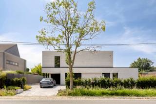 Interesse? Contacteer Cindy Petereyns via 0475 20 55 35 (sms of WhatsApp) voor meer informatie of een bezichtiging!<br /><br />Ontdek deze uitzonderlijke BEN-villa uit 2023, waar hedendaagse architectuur, hoogwaardige afwerking en energiezuinig wonen perfect samenkomen. Gelegen op een perceel van 1.197 m² en met een bewoonbare oppervlakte van 289 m², geniet u hier van rust, ruimte en een uitstekende bereikbaarheid dankzij de nabijheid van de E17 en R4.<br /><br />De lichtrijke leefruimte met ingebouwde haard sluit naadloos aan op de exclusieve keuken van Villa Interno en biedt via de grote raampartijen een prachtig zicht op het overdekte terras en de zonnige, zuidgerichte tuin. Op het gelijkvloers bevindt zich bovendien een bureau of praktijkruimte die ook als extra slaapkamer kan dienen.<br /><br />Op de 1e verdieping vindt u drie ruime slaapkamers, waaronder een stijlvolle master suite met maatwerkkasten, en een luxueuze badkamer met vrijstaand bad en ruime inloopdouche.<br /><br />Deze instapklare villa behaalt een EPC A van slechts 5 kWh/m²/jaar en is volledig uitgerust met de modernste technieken, waaronder vloerverwarming, warmtepomp, zonnepanelen, ventilatiesysteem D, domotica, alarm en videofoon. Daarnaast beschikt de woning over twee garages, een geïntegreerde carport en ruime parkeergelegenheid.<br /><br />Bent u op zoek naar een exclusieve villa waar luxe, comfort en duurzaamheid centraal staan? Dan is deze unieke woning in het groene Laarne beslist een bezoek waard.<br /><br />https://youtu.be/2fnW1kn_78s<br /><br />Interesse? Contacteer Cindy Petereyns via 0475 20 55 35 (sms of WhatsApp) voor meer informatie of een bezichtiging.