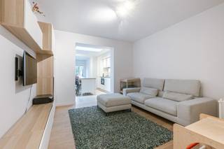 Maison de ville clé en main avec 3 chambres et jardin, située dans un emplacement privilégié<br /><br />PEB : B<br />Mobiscore : 9,4/10<br /><br />Cette maison contemporaine est située dans la Stropstraat, une rue calme et facilement accessible à Gand. L’un des grands atouts de cet emplacement est la proximité des universités et hautes écoles, des commerces, de la gare de Gand-Saint-Pierre et des principaux axes routiers. De plus, le centre historique de la ville est accessible à pied ou à vélo.<br /><br />Cette spacieuse maison aux hauts plafonds a fait l’objet d’une rénovation complète en 2016–2017. La disposition est la suivante :<br /><br />Au rez-de-chaussée, vous entrez par le hall d’entrée avec toilette invités. Vous y trouverez également une buanderie/local technique séparé. La maison dispose ensuite d’un vaste espace de vie comprenant un salon, une salle à manger et une cuisine entièrement équipée avec des appareils de qualité. La grande baie vitrée et le puits de lumière apportent une belle luminosité naturelle à l’espace de vie. La baie vitrée à l’arrière donne accès à la terrasse agréable et au jardin attenant.<br /><br />Le premier étage comprend une grande chambre ainsi qu’une salle de bains entièrement équipée avec douche à l’italienne, baignoire, double lavabo, toilette et sèche-serviettes. Le deuxième étage offre encore deux chambres.<br /><br />Vous êtes à la recherche d’une agréable maison familiale ou d’un bien idéal pour vos enfants étudiants ? Cette maison est faite pour vous !<br /><br />CONTACTEZ LAURA AU +32 473 41 35 62 ou via info@vicusvastgoed.be
