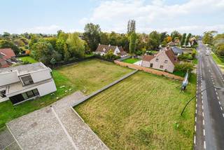 Realiseer jouw droomvilla op deze uitstekende bouwgrond (lot 1) van 627 m², gelegen in de Strandlaan in Sint-Idesbald, een dorp dat bekend staat...