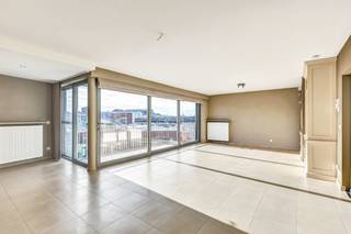 <p>Voor een bezoek bel 054/69.39.34 - TOPAANBIEDING! - Op een <strong>centrale topligging</strong> in Ninove bevindt zich dit instapklare appartement(<strong>+/- 125 m²</strong>). Het Ninia shopping center bevindt zich rechtover het gebouw alsook winkels, scholen en openbaar vervoer. Het appartement werd hoogwaardig afgewerkt en verkeert in uitstekende staat. Let vooral op de <strong>uitstekende energiescore(label A)</strong>! De indeling; een inkomhal, toilet, ruime en lichtrijke living met salon en eetplaats, een kwalitatieve open keuken met veel opbergruimte en aansluitend een ruime berg/wasplaats, een overloop, twee slaapkamers en een badkamer. Tevens beschikt men over een ruim zonneterras en een <strong>ondergrondse garage</strong>. Kortom een uniek pareltje! Cv op aardgas - ramen in alu dubbel glas- <strong>elektriciteit conform</strong>.</p>