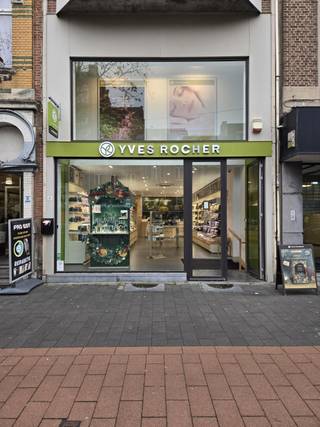 Handelsgebouw te huur in hartje Mortsel! Volledig gebouw – ideaal voor commerciële activiteiten. Dit handelspand in het hart van Mortsel biedt...