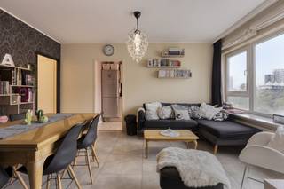 Cet appartement d'une chambre prêt à emménager avec terrasse à vendre à Anvers est situé dans un immeuble résidentiel réputé au troisième étage et dispose d'une surface habitable de 56 m². Disposition :- Hall d'entrée- Salon spacieux- Cuisine- Chambre avec accès à la terrasse- Salle de bain avec douche à l'italienne, lavabo, toilettes et raccordement machine à laver- Terrasse- Rangement au sous-solAvantages :- Appartement d'angle- Étiquette EPC B- Beaucoup de potentiel- Concierge dans l'immeubleIdéal comme appartement de départ ou comme investissement.L'appartement est proposé à la vente au prix demandé de 219 000 eurosVous êtes intéressé par un appartement ou une maison à vendre à Anvers ? N'hésitez pas à nous contacter. Si vous souhaitez proposer votre propre propriété à la vente, veuillez nous contacter pour une estimation gratuite, par téléphone au 03/206.76.76 ou par e-mail à antwerpen@dewaele.com.Vous pouvez également toujours vous adresser à nous pour toutes autres questions concernant l'immobilier, l'achat ou la vente !