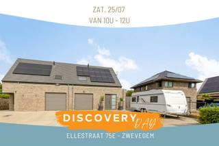 DISCOVERY DAY: Zat. 25/07 van 10u - 12u!Kom als eerste deze eigendom ontdekken! Opgelet, enkel op afspraak!www.ellestraat75e.beAan de groene rand van Zwevegem, pal aan de fietssnelweg richting Kortrijk met een landelijk uitzicht, vind je deze verrassend ruim opgetrokken halfopen woonst uit 2015. De eigenaar zorgde voor een op- en top verzorging en dat zal je geweten hebben. Een propere ruime oprit met zijpoort begroet je, waarna je evenzeer begroet wordt door de lichtrijke, fraaie inkomhal met toilet en vestiaireruimte. Zowel vanuit de zithoek, de eetplaats als de keuken heb je zicht op het zonnige terras met tuinhuis en overdekte jacuzziplaats. De 1e verdieping telt 3 grote kamers. Geloof ons, in de hedendaagse nieuwbouwhuisjes vind je zo geen kamers meer. Een klassevolle badkamer met inloopdouche, bad en dubbele wastafel, alles in mooie grote fraaie betegeling afgewerkt. Bergruimte vind je in de garage onder de trap, in de koele ruimte tussen keuken en garage en op zolder. Dit geheel is nog afgetopt met airco, uitgebreide set zonnepanelen, goedgekeurde elektriciteit, een EPC-label B en is door zijn bouwjaar volledig asbestvrij.Moet het nog meer zijn? Dat ontdek je na een bezoek.