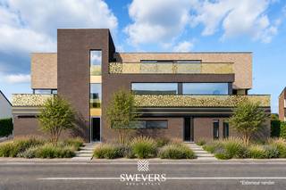 Aan de Koolmijnlaan 69 bus 0.1 in Houthalen bevindt zich dit gelijkvloerse appartement met een bewoonbare oppervlakte van 96 m². Het appartement maakt deel uit van een nieuwbouwproject dat in 2026/2027 wordt opgeleverd en combineert, energiezuinigheid met een hedendaagse afwerking en een uiterst praktische indeling. Dankzij de gelijkvloerse ligging, het ruime terras en de aanwezigheid van een lift is dit een interessante keuze voor wie zorgeloos wil wonen met alle nodige voorzieningen binnen handbereik.<br /><br />De leefruimte en keuken vormen samen één ruim en open geheel van maar liefst 48,50 m² en vormen het centrale hart van de woning. De open indeling creëert een aangename, lichte leefomgeving waarin koken, tafelen en ontspannen moeiteloos in elkaar overvloeien. De zithoek biedt met 28,50 m² alle ruimte voor een royale en gezellige inrichting, terwijl de keuken met 20 m² bijzonder ruim is opgevat. Hier is volop plaats voor een functionele én stijlvolle keukeninrichting met kookeiland en gezellige eethoek. Het resultaat is een open en uitnodigende leefruimte die perfect aansluit bij het dagelijkse gezinsleven, maar evengoed alle ruimte biedt om familie en vrienden te ontvangen.<br /><br />De grote raampartij zorgt voor natuurlijk licht en geeft verbinding met de buitenruimte. Alles ligt dicht bij elkaar, zonder dat de ruimtes aan functionaliteit verliezen. Dat maakt het appartement overzichtelijk en makkelijk in te richten. Dit terras van maar liefst 24,6m² biedt plaats voor een buitentafel, loungehoek of enkele plantenbakken. De buitenruimte vormt zo een echte uitbreiding van het appartement en geeft extra ademruimte, zonder dat er veel onderhoud nodig is.<br /><br />Het appartement beschikt over twee slaapkamers. De grootste slaapkamer heeft een oppervlakte van 15,60 m² en biedt voldoende ruimte voor een dubbel bed en bijkomende kastruimte. De tweede slaapkamer meet 9,30 m² en kan worden ingericht als kinderkamer, logeerkamer, bureau of hobbyruimte. Hierdoor past het appartement zich vlot aan verschillende woonbehoeften aan, zowel vandaag als in de toekomst.<br /><br />De badkamer is praktisch ingedeeld en sluit aan bij het hedendaagse comfort dat men van een nieuwbouwappartement verwacht. Daarnaast is er een aparte berging aanwezig. Deze ruimte is ideaal voor voorraad, poetsmateriaal, wasvoorzieningen of extra opbergmogelijkheden.<br /><br /><br />Het gebouw is voorzien van een lift, wat het comfort verhoogt voor bewoners en bezoekers. Ook de aanwezigheid van zonnepanelen en warmtepomp is een sterk pluspunt. Ze dragen bij aan een energiezuiniger geheel en passen binnen de verwachtingen van wie vandaag bewust kiest voor een recent en toekomstgericht appartement. De kelder biedt parkeerplaatsen en bergingen aan die naar eigen wens optioneel bij aan te kopen zijn. <br /><br />De ligging aan de Koolmijnlaan in Houthalen is bijzonder functioneel. Winkels bevinden zich op ongeveer 500 meter, waardoor dagelijkse boodschappen snel geregeld zijn. Openbaar vervoer ligt op circa 180 meter en is dus vlot bereikbaar te voet. Scholen bevinden zich op ongeveer 2 kilometer, net als ontspanningsmogelijkheden en restaurants. Alles wat u vaak nodig heeft, ligt op korte afstand.<br /><br />Ook de verbinding met de ruimere omgeving is een voordeel. De snelwegen liggen op ongeveer 1,5km, waardoor verplaatsingen richting omliggende gemeenten en steden vlot verlopen. U geniet hier van de ideale centrale ligging.<br /><br />Belangrijk om te weten is bovendien dat de grondwaarde hier vastgelegd werd op €45 000. Op deze som betaal je dus slechts 12% registratierechten. Op de overige constructiewaarde van €214 000 is er 21% btw verschuldigd.<br /><br />Dit instapklare appartement aan de Koolmijnlaan 69 bus 0.1 in Houthalen biedt 96 m² wooncomfort, twee slaapkamers, een ruime leefruimte, een keuken met kookeiland, een berging en een groot terras. De nieuwbouwkwaliteit, lift, zonnepanelen, warmtepomp en gunstige ligging maken dit appartement tot een sterke keuze voor kopers die zoeken naar comfort en zorgeloos wonen. Plan een persoonlijke rondleiding en ontdek ter plaatse hoe dit appartement aansluit bij uw plannen. Voor meer informatie, bel 011 255 155. <br /><br />Prijs exclusief 21% BTW en exclusief andere belastingen en toeslagen: 259.000 euro<br />Prijs inclusief 21% BTW, exclusief andere belastingen en toeslagen: 303.940 euro