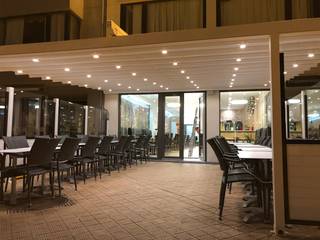 Op een uitstekende locatie aan de bruisende Zeedijk bieden wij een volledig vernieuwde handelszaak te koop aan, ideaal voor ondernemers die hun zaak willen vestigen op één van de drukste en meest gewilde locaties aan de kust.<br /><br /><strong>Kenmerken van de handelszaak:</strong>
<ul>
	<li><strong>Locatie:</strong> Gelegen aan de populaire Zeedijk, met een panoramisch uitzicht over zee en een constante stroom van passanten.</li>
	<li><strong>Afmetingen</strong>: Ruime winkelruimte, perfect voor diverse commerciële toepassingen zoals momenteel een restaurant of andere retailconcepten.</li>
	<li><strong>Terras:</strong> Een groot terras van 30 m² met voldoende ruimte voor tafels en stoelen, perfect voor klanten die willen genieten van het buitenleven en het uitzicht.</li>
	<li><strong>Vernieuwingen</strong>: Het pand is recentelijk volledig gerenoveerd en voldoet aan de moderne eisen, met een frisse uitstraling en een efficiënte indeling.</li>
	<li><strong>Bereikbaarheid:</strong> Zeer goed bereikbaar zowel te voet als per fiets, en beschikt over voldoende parkeermogelijkheden in de nabije omgeving.</li>
</ul>
<br /><strong>Zekerheid van Klantverkeer:</strong> Dankzij de ligging aan de Zeedijk heeft dit pand constant klantverkeer, zowel van lokale bewoners als toeristen. Dit biedt uitstekende mogelijkheden voor elk type onderneming dat zich richt op een breed publiek.<br /><strong>Waarom deze handelszaak?</strong>

<ul>
	<li><strong>Toplocatie: </strong>Een van de drukste en populairste gebieden aan de kust.</li>
	<li><strong>Ruim terras:</strong> Het terras biedt de perfecte gelegenheid om klanten buiten te bedienen, vooral in het hoogseizoen.</li>
	<li><strong>Commerciële mogelijkheden:</strong> Geschikt voor diverse concepten, van horeca tot retail.</li>
	<li><strong>Klaar om te starten: </strong>Door de recente renovatie is het pand direct klaar voor gebruik, zonder dat er grote investeringen nodig zijn.</li>
</ul>
Inclusief alle keukenapparatuur met o.a. pizzaoven etc.<br />Ruime kelder onder het pand van 40 m²<br /><br />Voor meer informatie of om een bezichtiging te plannen, neem contact met ons op. Grijp deze unieke kans om een zaak te starten of uit te breiden op een van de mooiste plekken aan de kust!