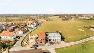 Te koop: volledig gerenoveerde woning met mooie tuin op een rustige locatie te Ingooigem Op een uiterst rustige locatie met prachtige...