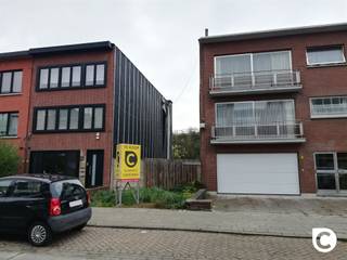 <p><span>Bouwgrond op centrale locatie te Deurne! </span><span><br /></span><span>Bent u op zoek naar een unieke bouwkans in het hart van Deurne? </span></p><p><span>Dit mooie perceel van ca. 183m² biedt de perfecte basis voor een project van drie bouwlagen en combineert de ideale oriëntatie en ligging.</span></p><h3><span>Belangrijkste kenmerken:</span></h3><ul><li><span>Perceeloppervlakte: ca. 183m²</span></li><li><span>Bouwmogelijkheden: appartementen (3 bouwlagen)</span></li><li><span>Oriëntatie: Westelijk gericht, ideaal voor zonlicht in de leefruimtes en de tuin, vooral in de namiddag en avond</span></li><li><span>Ligging: Rustige maar centrale locatie in Deurne, met goede bereikbaarheid naar het stadscentrum van Antwerpen, scholen, winkels, en openbaar vervoer. Ook het Te Boelaerpark, Boekenbergpark en Sporthal Arena zijn in de nabije omgeving terug te vinden.</span></li></ul><p><span> </span></p>