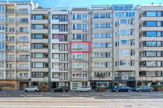 Ontdek dit lichtrijk en goed onderhouden appartement op de vierde verdieping van de Residentie Hilario te Oostende. Dit instapklare appartement geniet van een absolute toplocatie in het hart van het stadscentrum, met de zeedijk, het strand en alle nodige voorzieningen op wandelafstand.<br /><br />Indeling:<br />- inkomhal voorzien van vestiairekast<br />- leefruimte<br />- keuken uitgerust met gasfornuis en spoeltafel<br />- badkamer voorzien van een ligbad met douchescherm, badkamermeubel met dubbele lavabo, spiegelkast en aansluiting voor een wasmachine.<br />- slaapkamer 1 (11m²) met toegang tot het terras<br />- slaapkamer 2 ( 11m²)<br />- terras (5m²)<br />- berging<br />- afzonderlijk toilet<br /><br />Pluspunten:<br />- centrale ligging in het hartje van de stad<br />- vlakbij het strand<br />- terras (5m²)<br />- goed onderhouden residentie<br />- privatieve kelderberging<br /><br />Dit appartement is uiterst geschikt als vaste woonst of tweede verblijf, maar vormt door de trouwe huurders die er al 12 jaar wonen vooral een unieke kans voor investeerders. <br /><br />Bent u op zoek naar een centraal gelegen appartement te koop te Oostende? Contacteer ons voor een bezoek ter plaatse!<br /><br />Bestuursmaatregelen in het maatregelenregister: nee<br /><br />Deze AI-visualisaties zijn bedoeld als inspiratie. Er werd geen rekening gehouden met technische specificaties, stedenbouwkundige voorschriften of de concrete mogelijkheden tot realisatie.